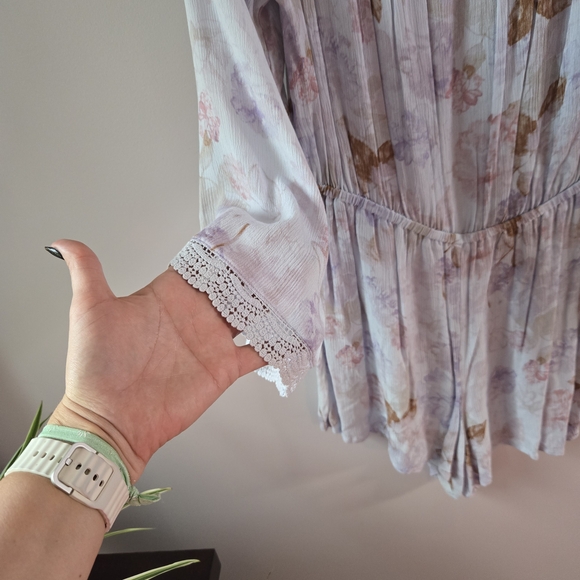 Floral Women's Top with Lace Trim - Picture 2 of 5